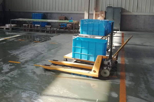 凱塔爾手動搬運(yùn)車是車間廠房常備搬運(yùn)工具